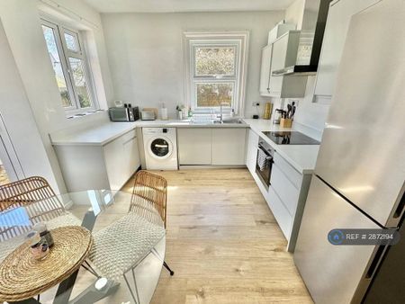 3 bedroom flat to rent - Photo 3