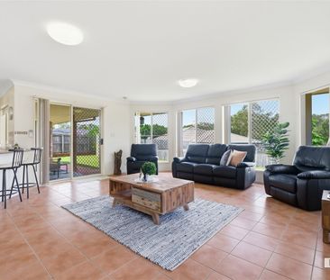 Spacious 4 - Bedroom Family Home in Quiet Heritage Park Location - Photo 3