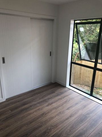 2 bedroom unit, 4 yrs old, modern - Photo 2
