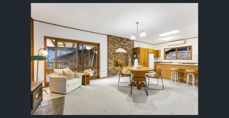 Spacious Beachside Family Home – Just a Short Walk to the Beach! - Photo 5