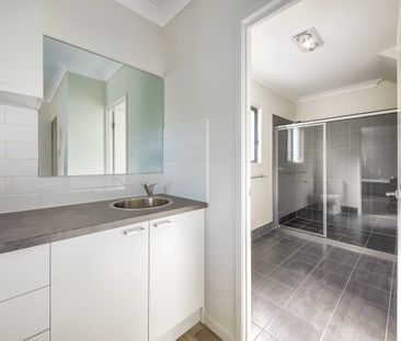 MODERN, FULLY FURNISHED, STUDIO APARTMENT - Photo 5