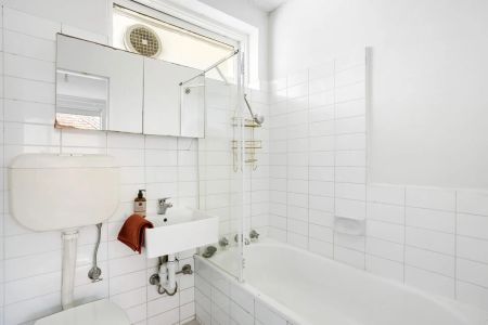 An easy and inviting Carlisle Street retreat - Photo 5