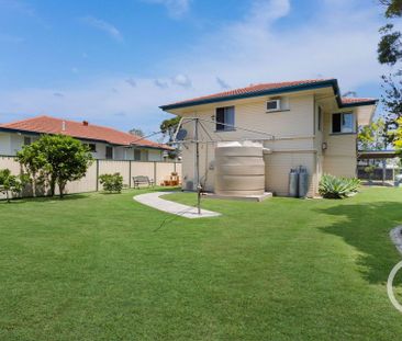 Move in Ready on a Spacious Block - Photo 2