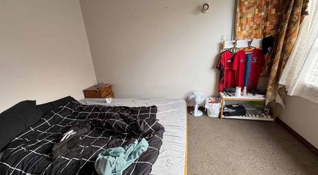 Partially furnished, rent includes gardening. - Photo 3