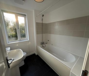 4 Bed House - Semi-Detached - Photo 1