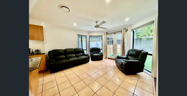 Room for rent in Molendinar - Photo 1