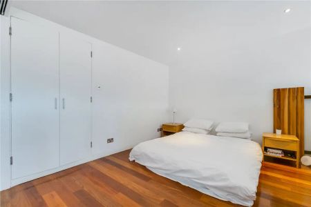 2 bedroom flat in Hoxton - Photo 3