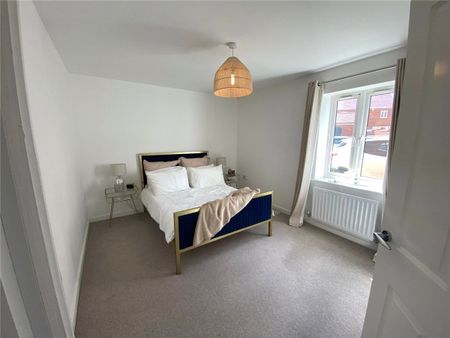 Modern well presented two bedroom apartment with own front door. - Photo 3