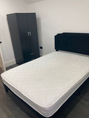 Room in a Shared House, Whitehorse Road, CR0 - Photo 2