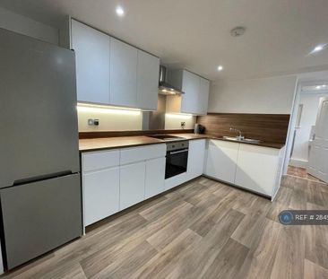 4 bedroom semi-detached house to rent - Photo 6