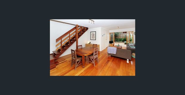 Double story neat townhouse! - Photo 1