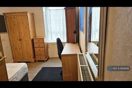 4 bedroom flat to rent - Photo 2