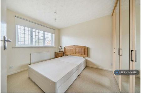 3 bedroom semi-detached house to rent - Photo 4