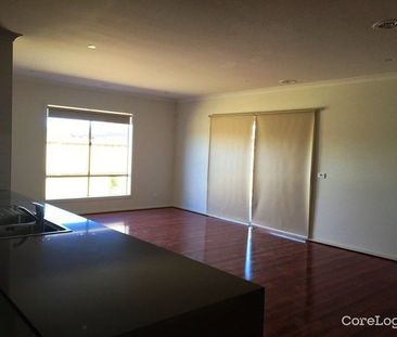 Low-maintenance living in a growing and family-friendly neighbourhood! - Photo 2