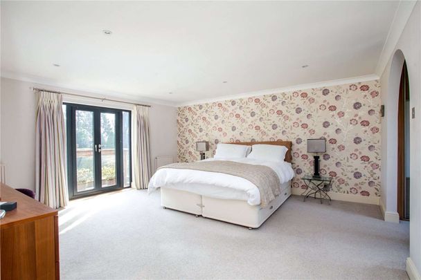 A detached home with far outstanding countryside views. - Photo 1