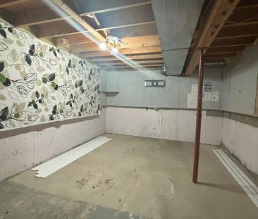Spacious & Bright 3 Bedroom Full House w/ Backyard, Deck & HUGE Gar... - Photo 6
