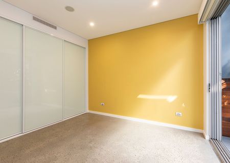 Tri-level Three Bedroom Terrace Residence - Photo 4