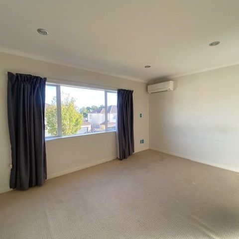 Mission Height 5 bedroom 4 bathroom family home - Photo 1