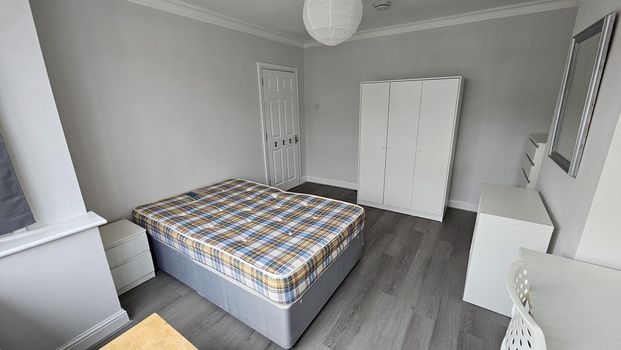 6 bedroom semi-detached house to rent - Photo 1