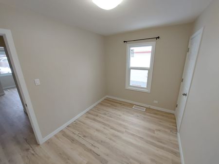 2 Bed + Den South Hill Home! - Photo 4