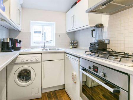 Superb two bedroom first floor flat located in Balham. - Photo 3