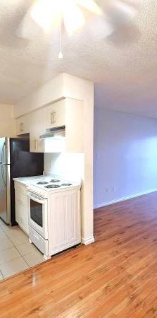 Cozy 2 Bedroom Apartment + Den - Photo 1