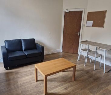 4 bedroom flat to rent - Photo 2