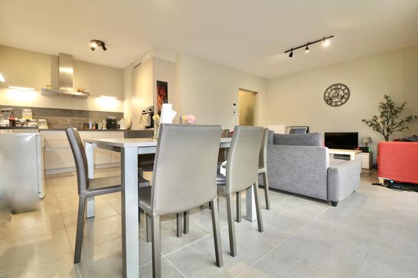 Energiezuinig, recent appartement met 2 slpks, terras, kelderberging & ondergrondse autostaanplaats voor 875 EUR/mnd - Photo 1