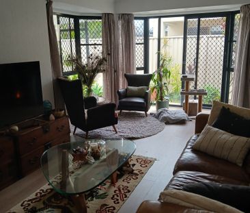 Helensvale - Photo 1