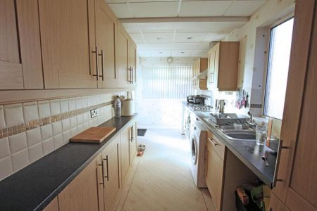 3 bedroom detached house to rent - Photo 3