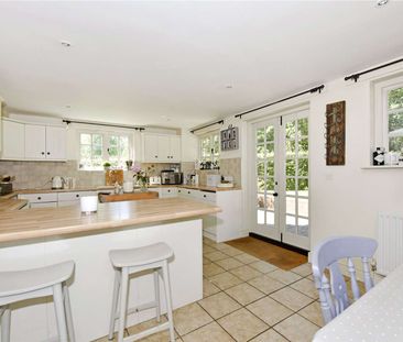 Character cottage offering excellent living space in a charming set... - Photo 2