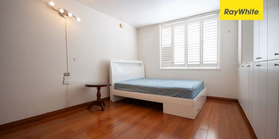 WELL-PRESENTED STUDIO IN CONVENIENT LOCATION - Photo 3