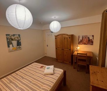 1 bedroom in a house share to rent - Photo 2