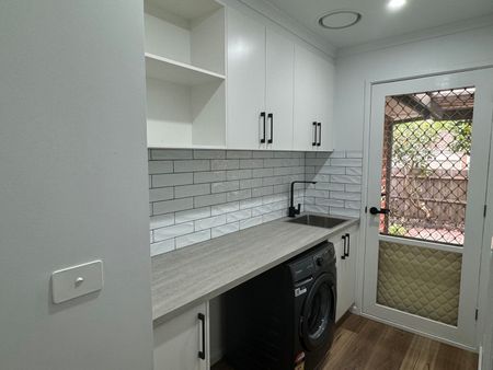 LUXURY CBD TOWNHOUSE THAT MAKES A STATEMENT ON A 412 SQM CORNER BLOCK - Photo 2