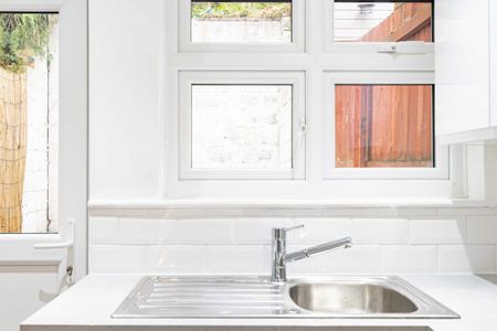 1 bed Terraced House for rent - Photo 2