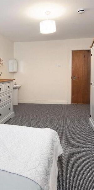 Room 2, 96 Cromwell Road, Belfast, BT7 1JY - Photo 2
