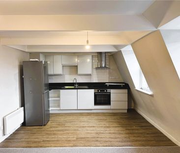 A bright and airy, top floor, one bedroom flat, on George Street in... - Photo 2