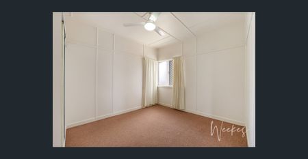 TIDY, BRIGHT HOME IN A SOUGHT AFTER LOCATION! - Photo 3