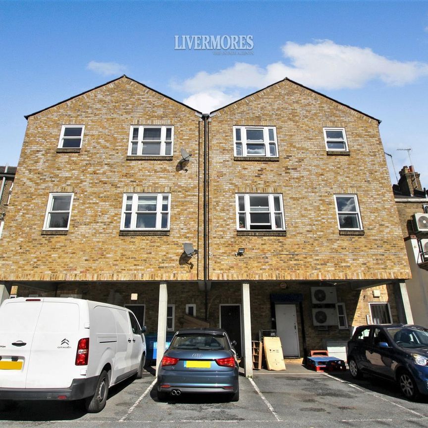 1 bedroom Flat to let - Photo 1