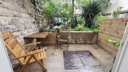A LOUER STUDIO MEUBLE QUARTIER VALMY AVEC EXTERIEUR - Photo 4