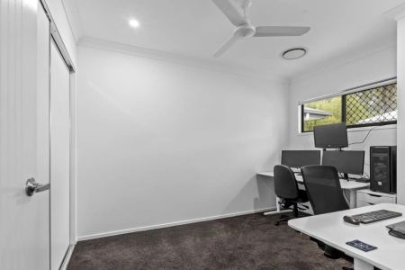 Stylish, Low-Maintenance Townhouse - Photo 4