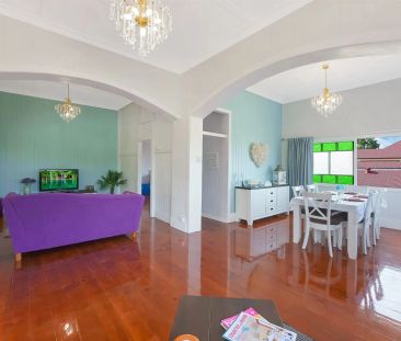 Stunning traditional Queenslander, walk to beach - Photo 2