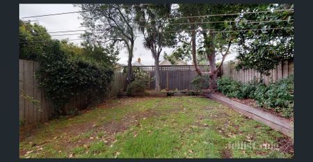 Spacious Living - Photo 3