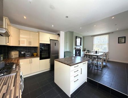 3 Bedroom Terraced To Let - Photo 2