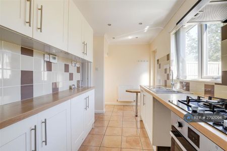 2 bedroom end of terrace house to rent - Photo 5