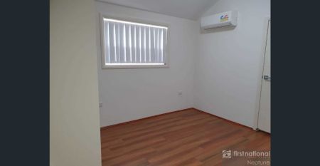 Beautiful Three Bedroom Townhouse - Girraween Public School Catchment! - Photo 3