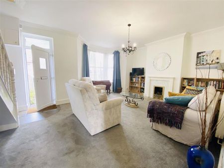 4 bedroom end of terrace house to rent - Photo 3