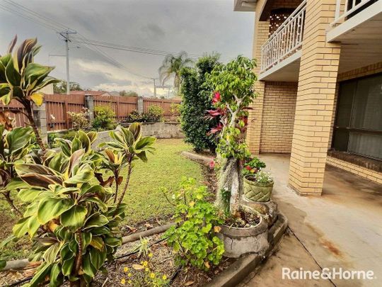 Large Family Home in Great Clinton Location! - Photo 1