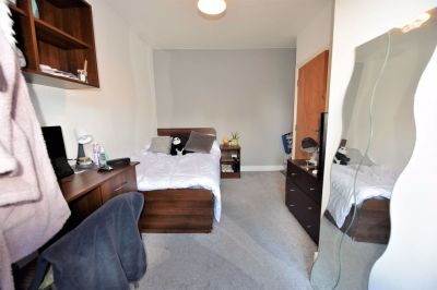 3 bedroom House in Hyde Park, Leeds - Photo 5