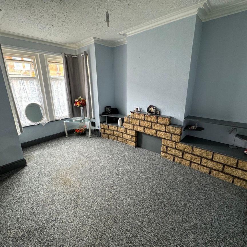 4 Bed Terraced House, Malmesbury Road, SO15 - Photo 1